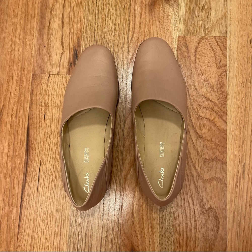 Clarks Cushion Flats/ Loafer in Nude 8W